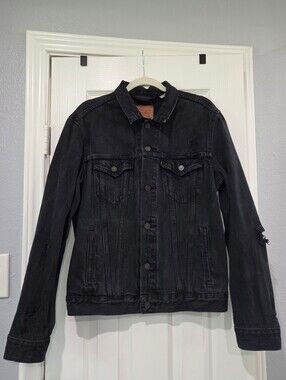 Size M Levi's Black Washed Denim Jacket - Button-Front Truckersize